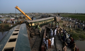 ارتفاع حصيلة حادث قطار باكستان إلى 30 قتيلا و80 مصابا