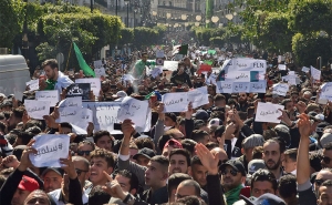 مظاهرات حاشدة بعد تقديم أوراق ترشح بوتفليقة للرئاسة:  الجزائر والتحديات الكبرى