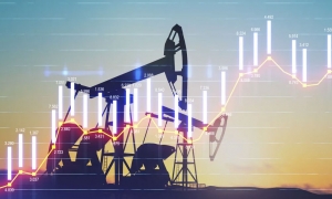 النفط يرتفع بعد تراجع أسبوعي مع زيادة السعودية للأسعار