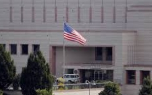 حرق العلم الأمريكي أمام مقر سفارة الولايات المتحدة الأمريكية بتونس ودعوات بطرد السفير