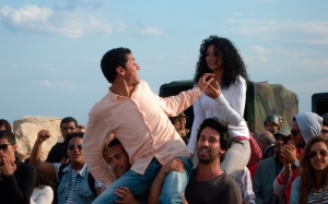 في العرض الأول لفيلم «زيزو» للمخرج فريد بوغدير:  من «عصفور سطح» إلى «عطر الربيع» تغيّرت تونس ولـم يتغيّر بوغدير !