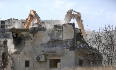 جيش الاحتلال الإسرائيلي يهدم بناية سكنية ويعتقل 14 فلسطينيا