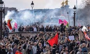 خلال احتجاجات فرنسا :  توقيف 457 شخصا وإصابة 441 شرطي ودركي