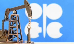 أسعار النفط تواصل خسائرها والأنظار صوب أوبك+