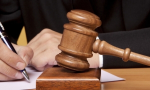 بعد إحالة أحد أعضاءها على التحقيق هيئة الدفاع في ملف التآمر تندد
