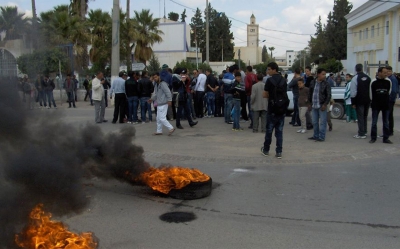 قفصة : احتجاجات على خلفية الإعلان عن الدفعة الأولى من مناظرة شركة فسفاط قفصة  حرق واستهداف لمقرات أمنية .. توقف للإنتاج ..  وإيقاف عدد من المفتش عنهم