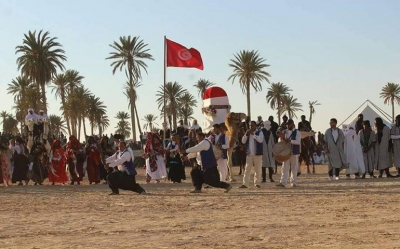 في افتتاح المهرجان الدولي للأغنية البدوية بالفوار:  عرض «فرح البدري» و خطر استباحة الأرض..