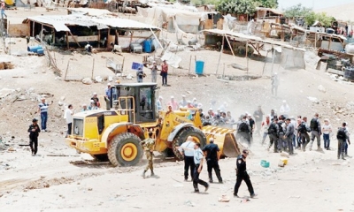 الفلسطينيون ينظمون اليوم مسيرة منددة بمخطط إسرائيلي لتهجير سكان الخان الأحمر شرق القدس المحتلة