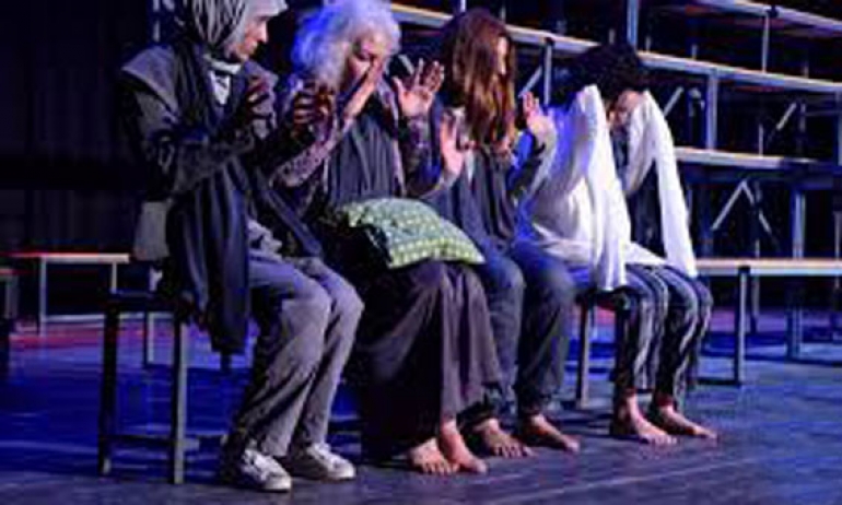 مسرحية «عايشة13» إخراج سامي النصري المهرجان الوطني لمسرح التجريب: تونس على كرسي التحليل النفسي