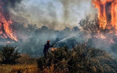 الاتحاد الأوروبي يرسل 500 رجل إطفاء للمساعدة في إطفاء حرائق اليونان