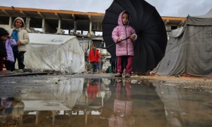 ألف أسرة تعيش مأساة غرق آلاف الخيام بالأمطار