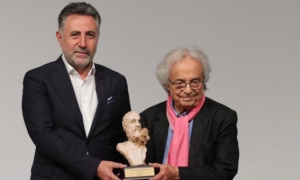 بعد تتويجه بجائزة «هوميروس» في تركيا:  السياسة تفسد على «أدونيس» غبطة التكريم
