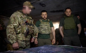 زيلينسكي تفقد مواقع للقوات الخاصة الأوكرانية قرب باخموت