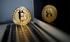 تقلبات &quot;بتكوين&quot; تنخفض إلى أدنى مستوى منذ 2020