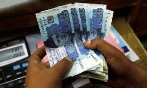 تباطؤ الاقتصاد الباكستاني بسبب تراجع احتياطي الدولار
