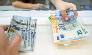 قبيل صدور بيانات الناتج المحلي الإجمالي الامريكي: الدولار يرتفع مقابل اليورو