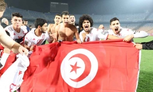 لاعبو منتخب الاكابر يهنؤون منتخب الاواسط