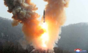كوريا الشمالية تطلق صاروخين وحاملة طائرات أمريكية في طريقها إلى كوريا الجنوبية