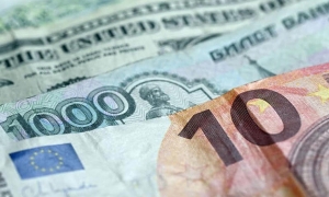 ارتفاع الدولار وتراجع اليورو مقابل الروبل في بورصة موسكو اليوم