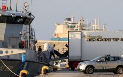 خفر السواحل اليوناني يوسع عملية البحث مع تضاؤل الآمال في العثور على ناجين