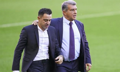 تشافي يكشف حقيقة خلافه مع رئيس برشلونة