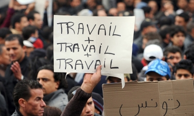 في تركيبة سكانية فتية، متعلمة والإناث النسبة الأكبر منها: النساء والشباب وخرجي الجامعات الأكثر بطالة وعروض الشغل في تراجع