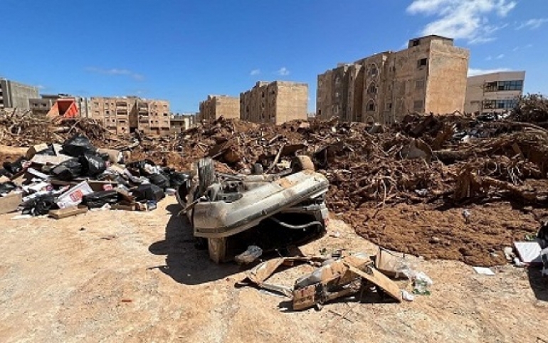 فرق الإنقاذ  تنتشل المزيد من الجثث من تحت الأنقاض في درنة الليبية