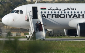 الإفراج عن ركاب الطائرة الليبية المختطفة واستسلام الخاطفين:  هشاشة الوضع الأمني في ليبيا تضع حكومة السراج في قفص الاتهام