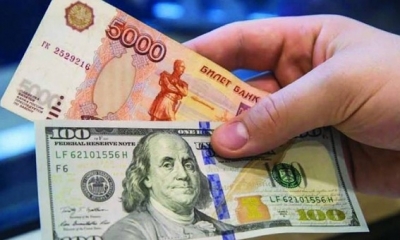 الدولار الأمريكي ينخفض أمام الروبل الروسي