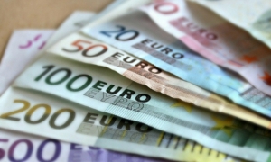 القيمة الإجمالية للأوراق النقدية والعملات المعدنية المتداولة في 20 دولة ومنطقة اليورو: 8.275 تريليون دولار في 20 دولة رئيسية، إضافة إلى منطقة اليورو عام 2021