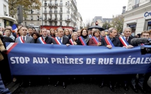 فرنسا تمنع الصلاة في الشوارع:  100 نائب يتظاهرون في مدينة «كليشي لا غاران»