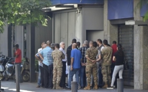 لبناني يقتحم مصرفا وبيده قنبلة للمطالبة بأمواله