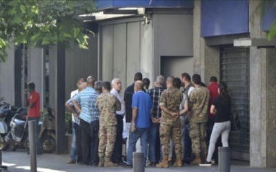 لبناني يقتحم مصرفا وبيده قنبلة للمطالبة بأمواله