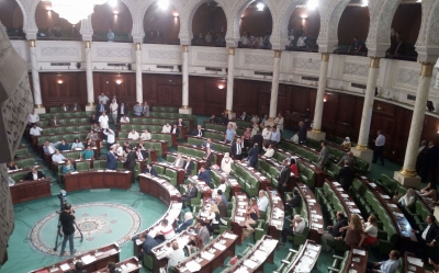 وسط أجواء مشحونة.. وتراشق بالتهم.. وفوضى تعم الجلسة العامة  مجلس نواب الشعب يصادق على مشروع قانون المصالحة الإدارية