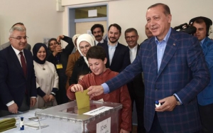 أردوغان ينتصر في الاستفتاء الدستوري المعارضة التركية تندد بالتلاعب في الانتخابات