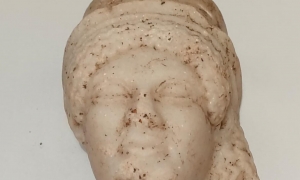 اكتشاف قناع فريد من المرمر بموقع توفاة بقرطاج