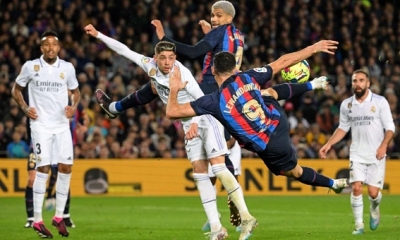 برشلونة يقلب الطاولة على ريال مدريد بهدف في "الوقت القاتل" ويقترب من حسم الليغا