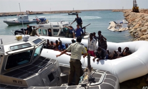 بعد إنقاذهم: أكثر من 150 مجتازا إفريقيا يُحاولون الاعتداء على الظاقم البحري بآلات حادة