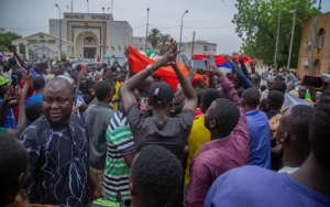مؤيدو انقلاب النيجر يضرمون النار بمقر الحزب الحاكم
