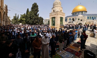 130 ألف فلسطيني يصلون الجمعة الثالثة من رمضان بالأقصى