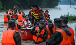 مدن صينية تستعد لفيضانات وأخرى تشهد موجات حارة