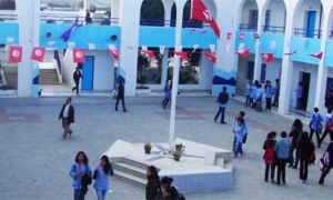 كان يبيع بعض الحلويات أمام المدارس التعهد بالطفل وعائلته وتأمين عودته للدراسة
