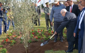 بحضور وزير الفلاحة سمير الطيب وكاتب الدولة المكلف بالصيد البحري عبد الله الرابحي ووالي تونس ورئيس بلدية المرسى ومعتمد المدينة وعدد من نواب الجهة:  رئيس الجمهورية يشرف على الاحتفال بالعيد الوطني للشجرة