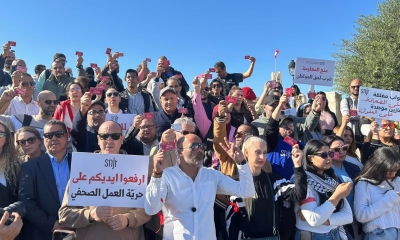 الصحفيون التونسيون بساحة القصبة  ارفعوا أيدكم على حرية العمل الصحفي