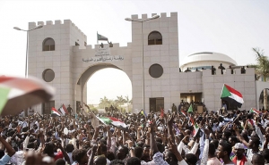 رفضوا حكم العسكر وطالبوا بحكومة مدنية:  الإطاحة بالبشير لـم تُسكت صوت الشارع السوداني