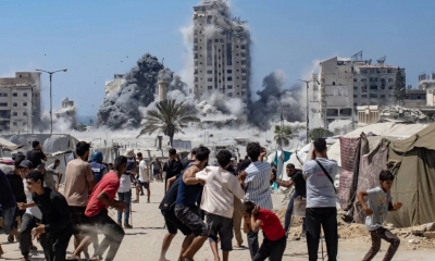 الإحتلال يكثف استهداف عمارات سكنية بالأحياء الغربية لغزة
